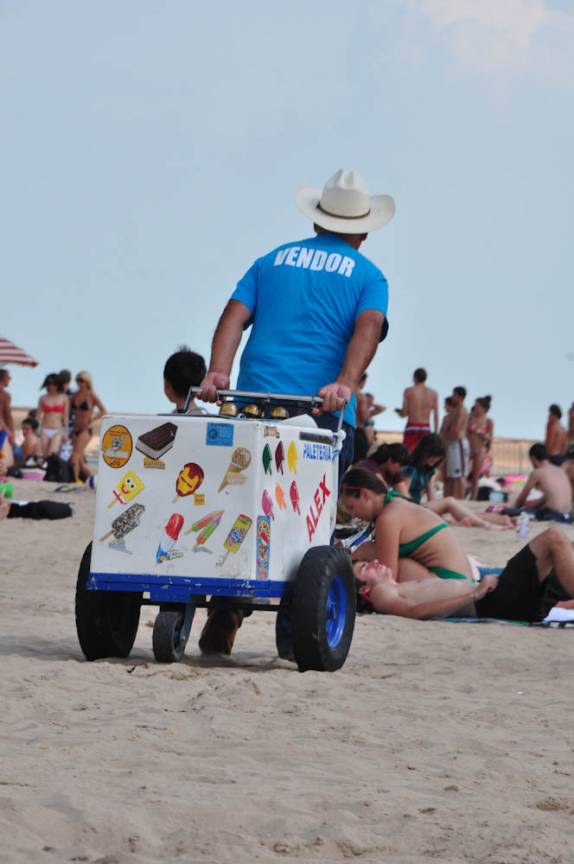 Praia de lago também tem vendedor de sorvete, em Chicago, estado de Illinois, nos Estados Unidos